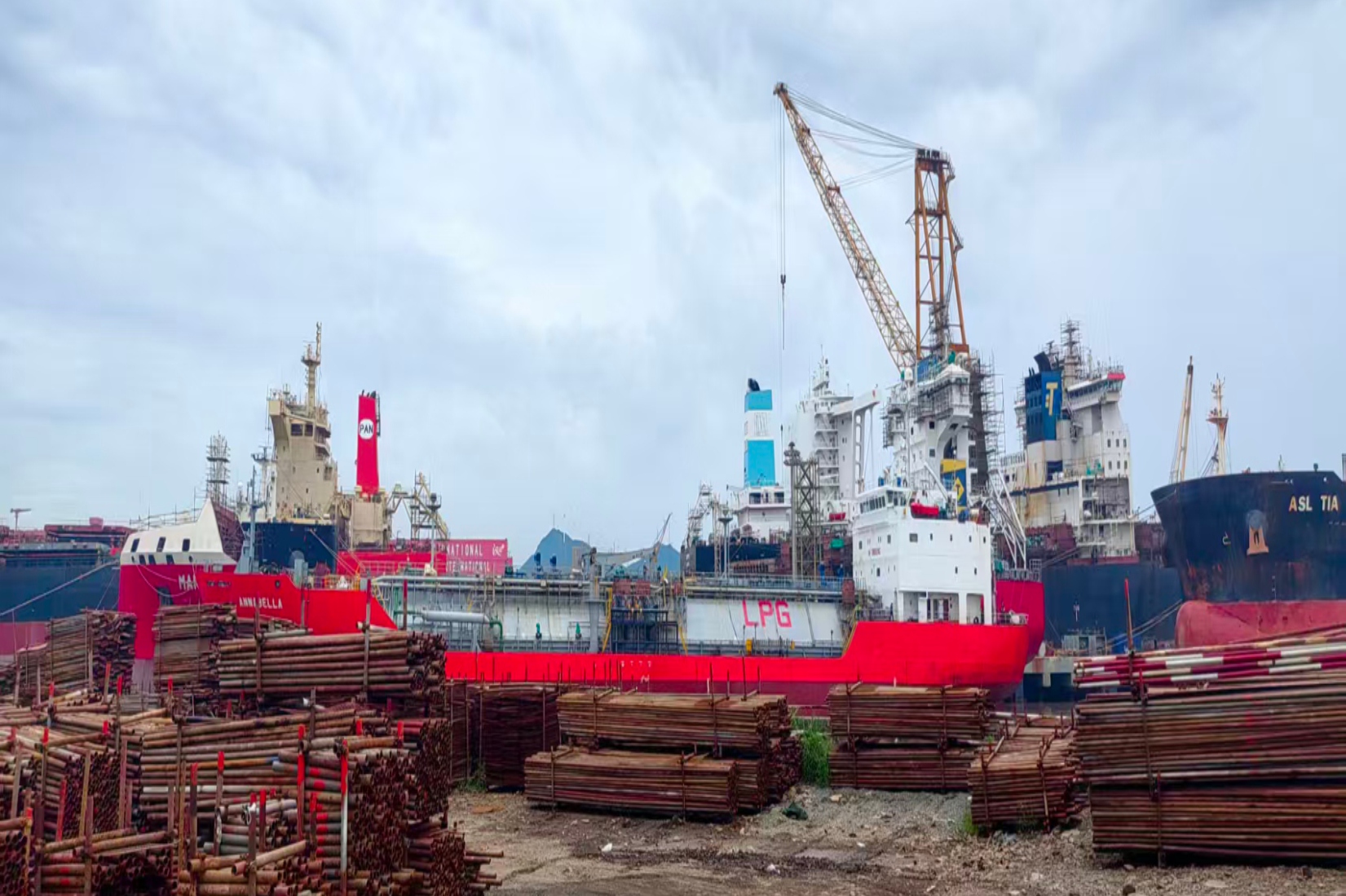 Vessel receiving marine service support